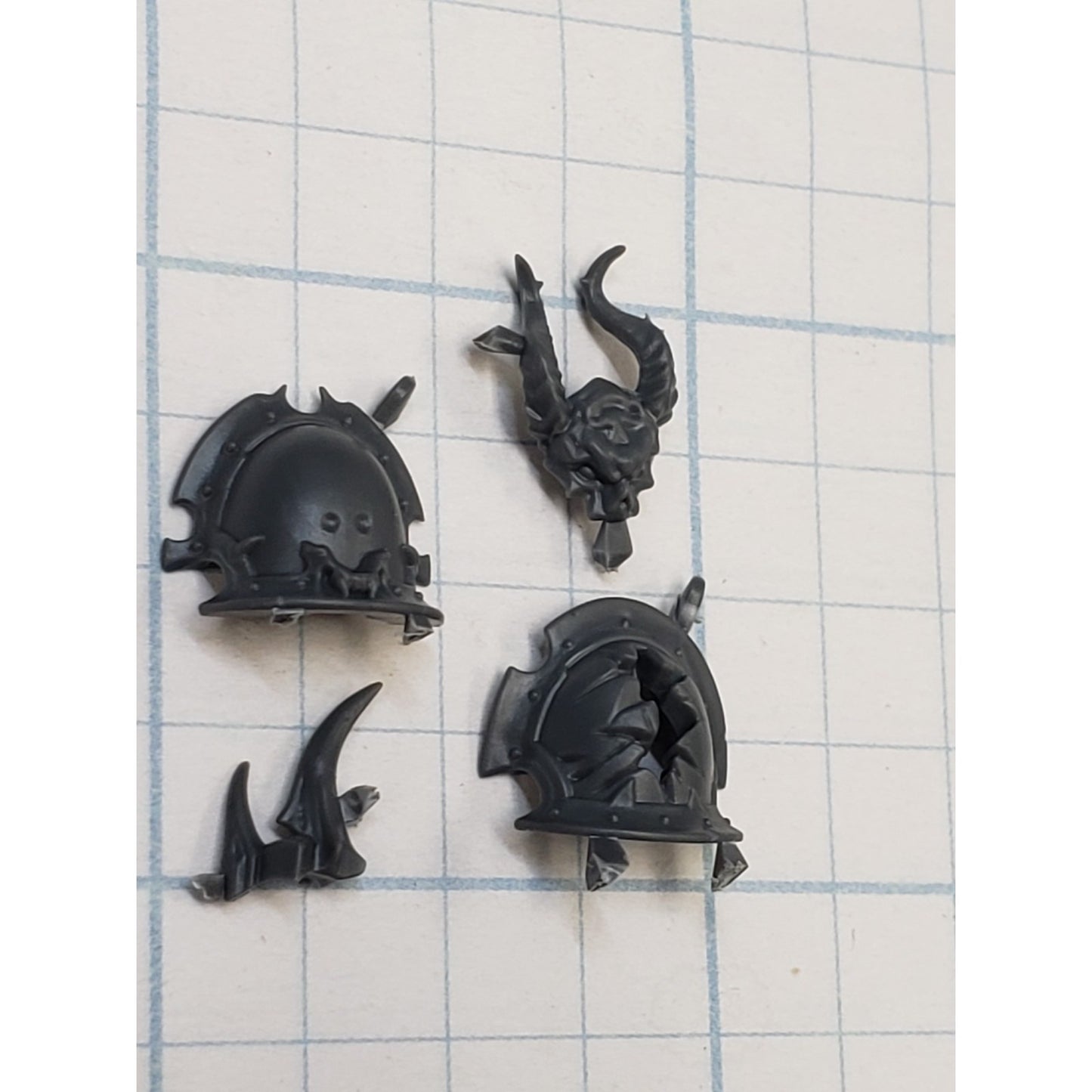 40k Chaos Space Marine Bits Chosen Champion Horned Shoulder Pads #76