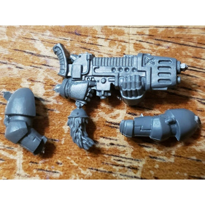 40k Space Wolves Bits Wolf Pack Blood Claws Engraved Plasmagun w Wolf Tail