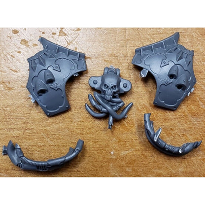 40k Chaos Space Marines Bit Daemon Prince Power Armor Chest w Cables Set