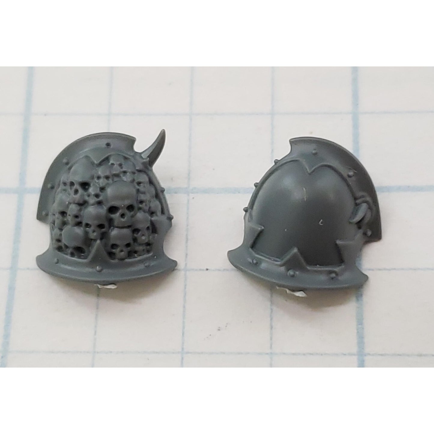 40K Chaos Space Marine Bits Legionary Shoulder Pads  w Skull #86