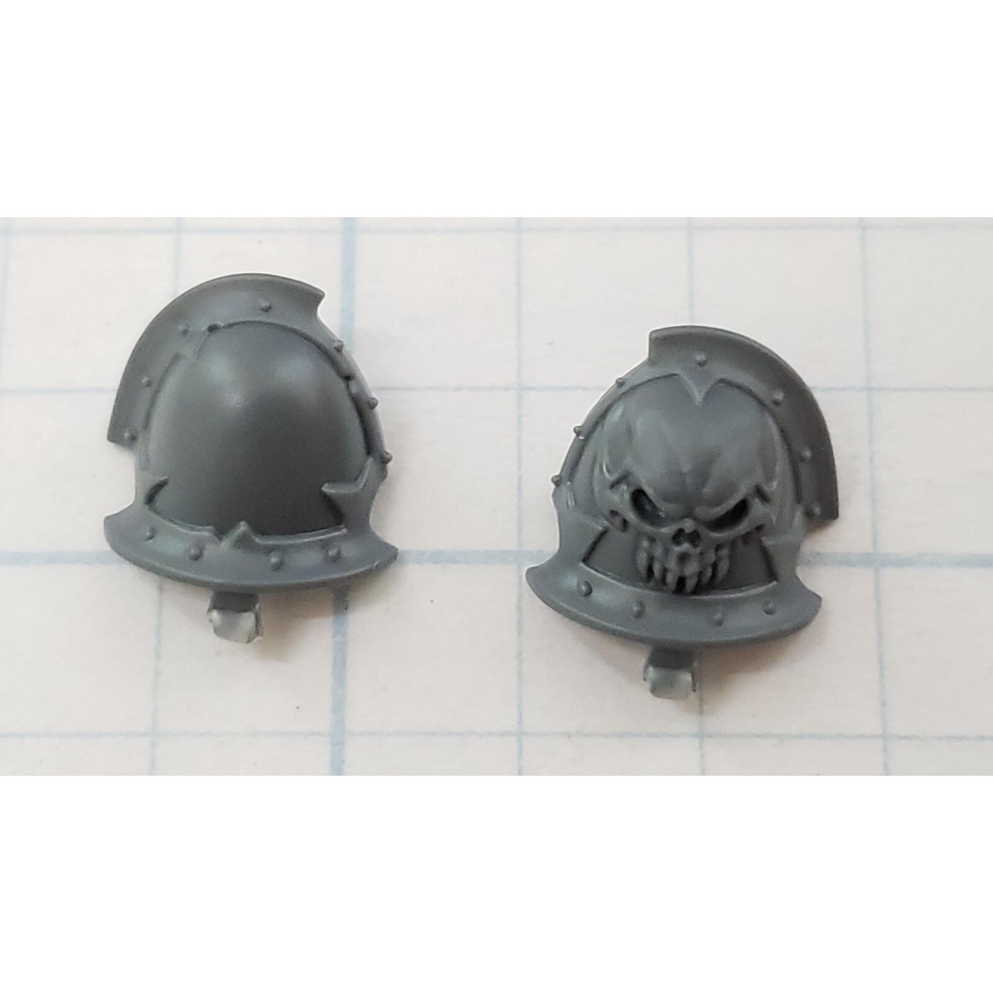 40K Chaos Space Marine Bits Legionary Shoulder Pads  w Skulls #08