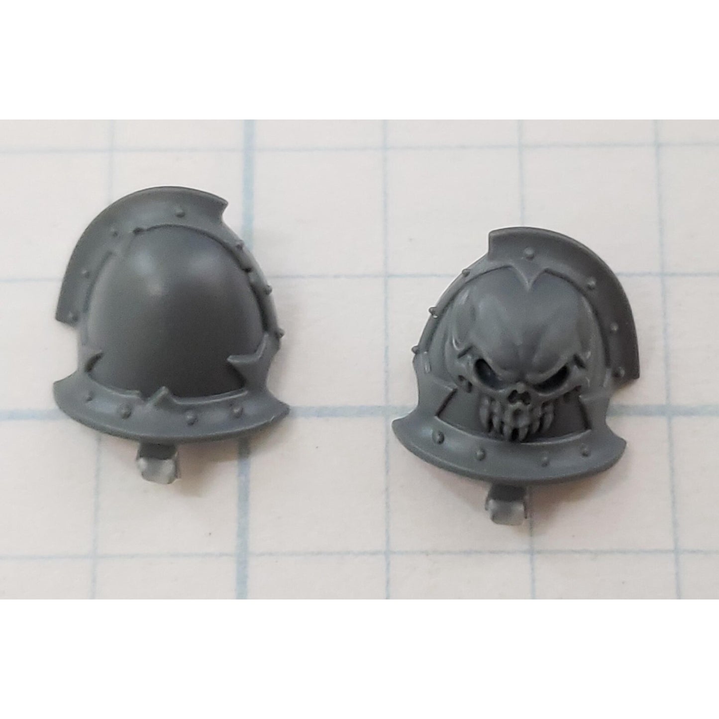 40K Chaos Space Marine Bits Legionary Shoulder Pads  w Skulls #08