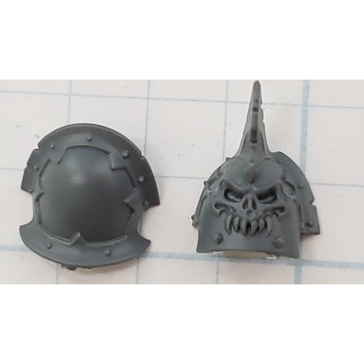 40K Chaos Space Marine Bits Legionary Shoulder Pads  w Skull Spike #102