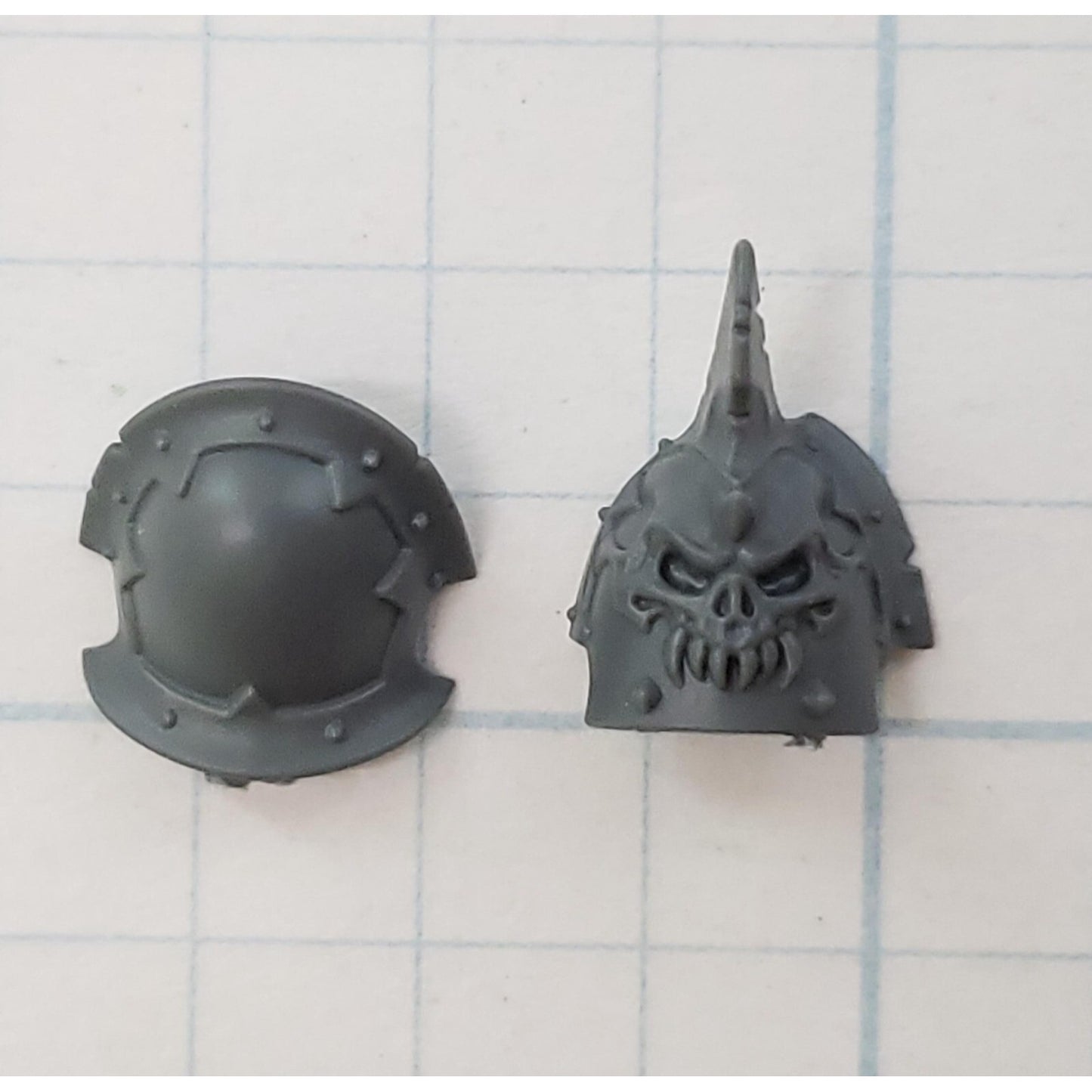40K Chaos Space Marine Bits Legionary Shoulder Pads  w Skull Spike #102