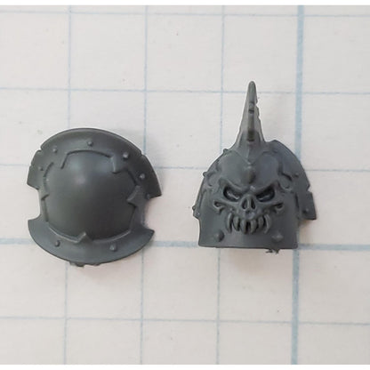 40K Chaos Space Marine Bits Legionary Shoulder Pads  w Skull Spike #102