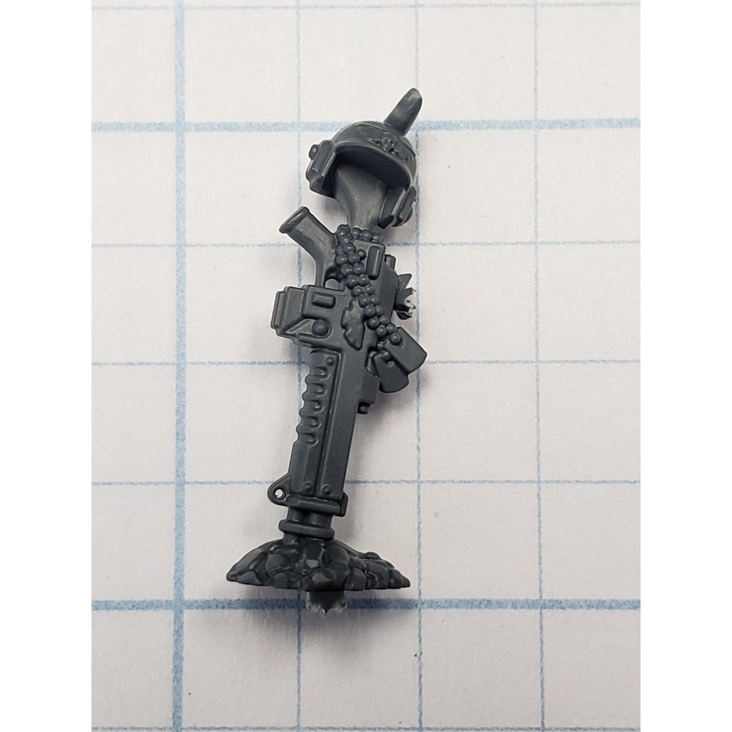 40k Astra Militarum Bits Cadian Upgrade Helmet & Lasgun Grave Marker